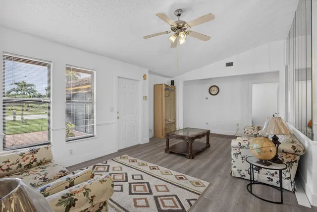 Residence photo 12
