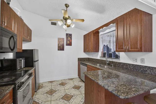 Residence photo 17