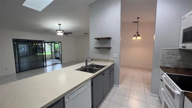 Unit 14 photo 11