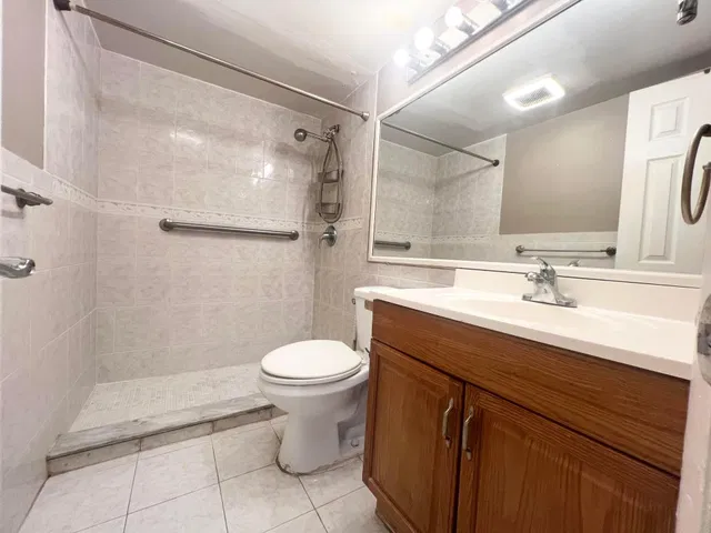 Unit 258 photo 5