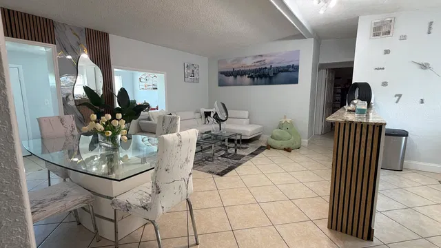Residence photo 3
