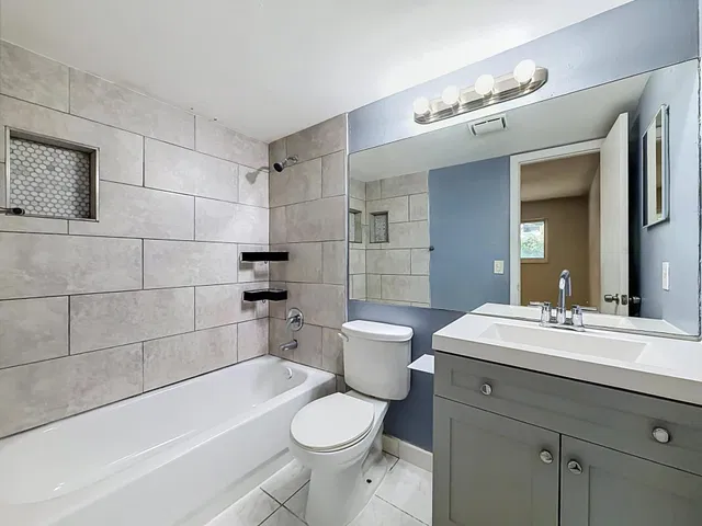 Unit 1130 photo 10