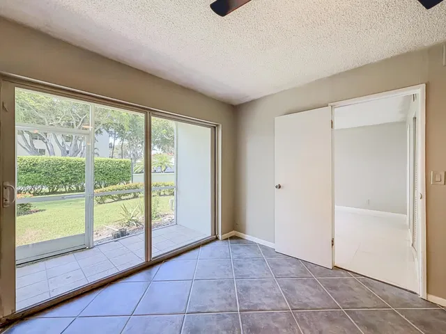 Unit 1130 photo 26