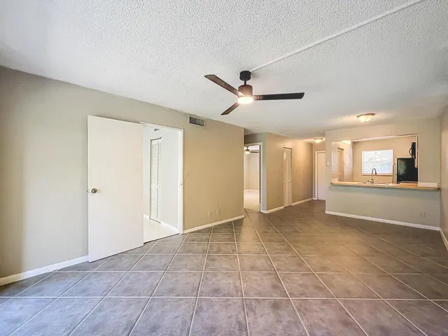 Unit 1130 photo 36