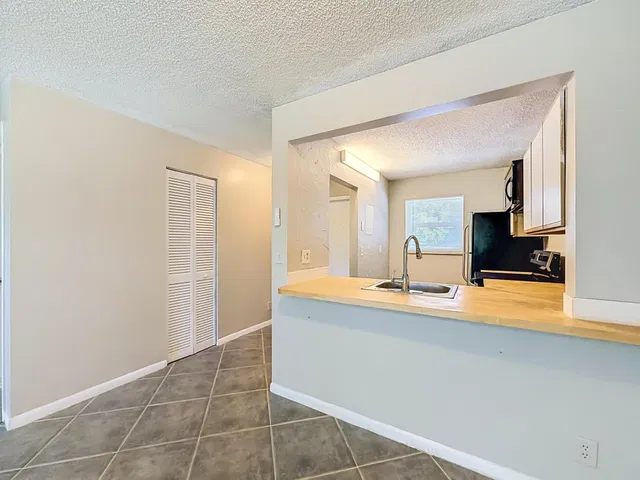 Unit 1130 photo 38