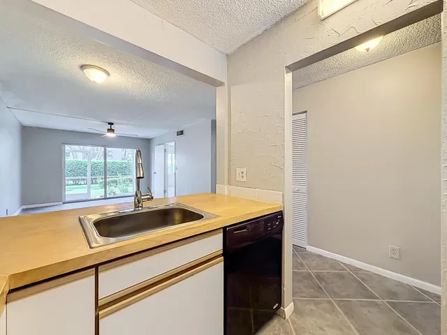Unit 1130 photo 46