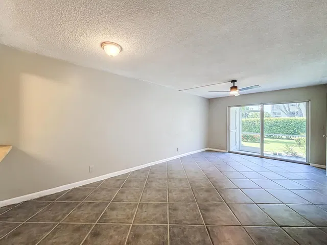 Unit 1130 photo 14
