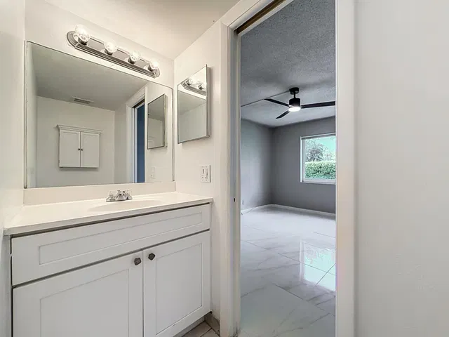 Unit 1130 photo 32