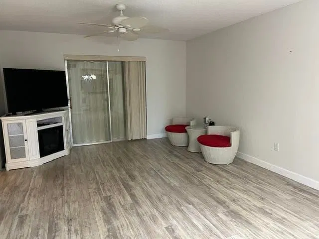 Unit F photo 9