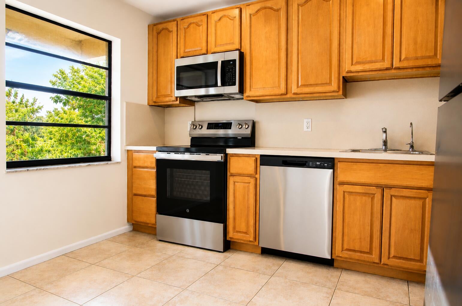 Unit 17B photo 11