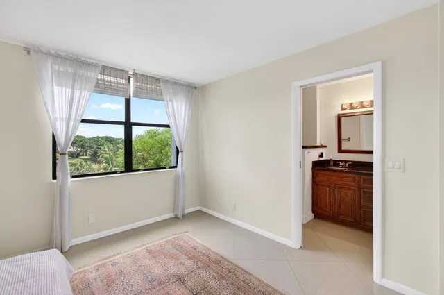Unit 504 photo 15