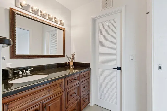 Unit 504 photo 17