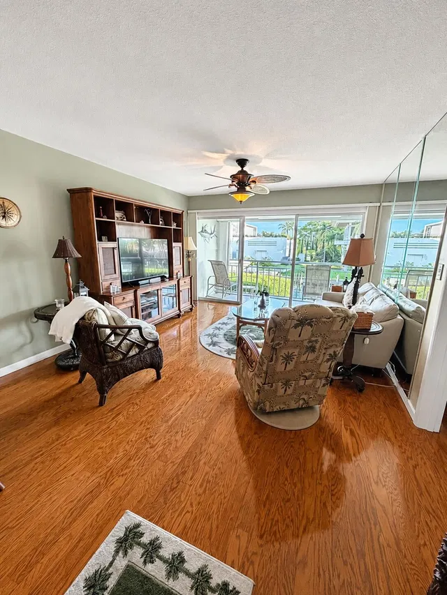 Unit 22 photo 3
