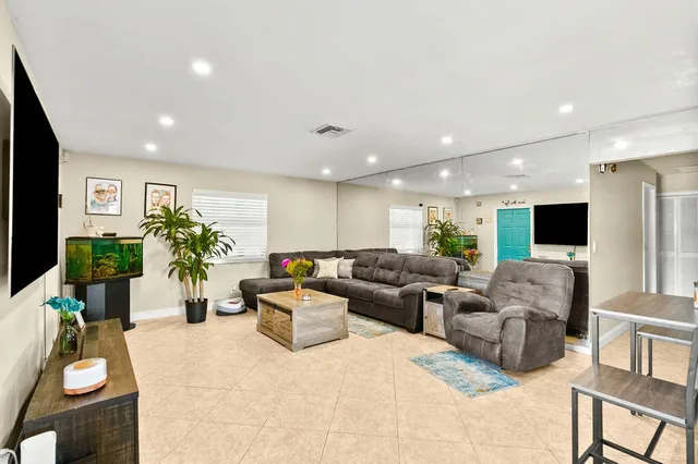 Residence photo 3