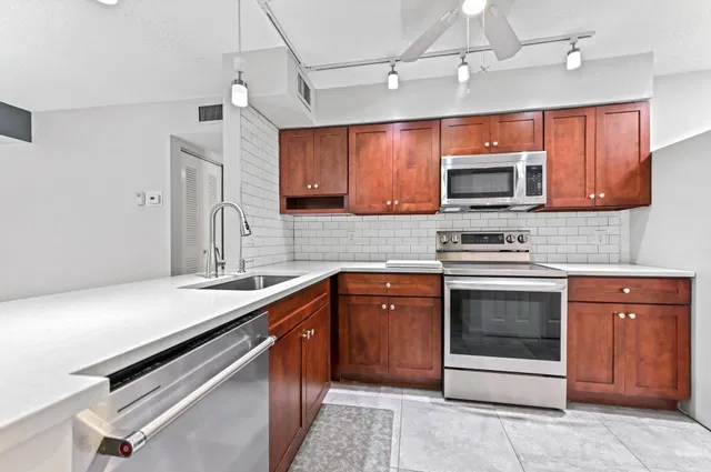Unit 107 photo 11