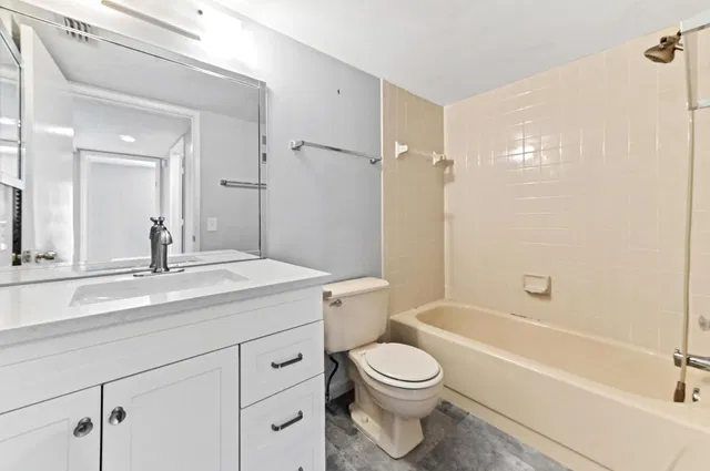 Unit 107 photo 17