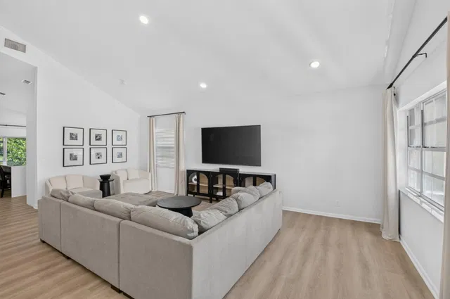 Residence photo 5