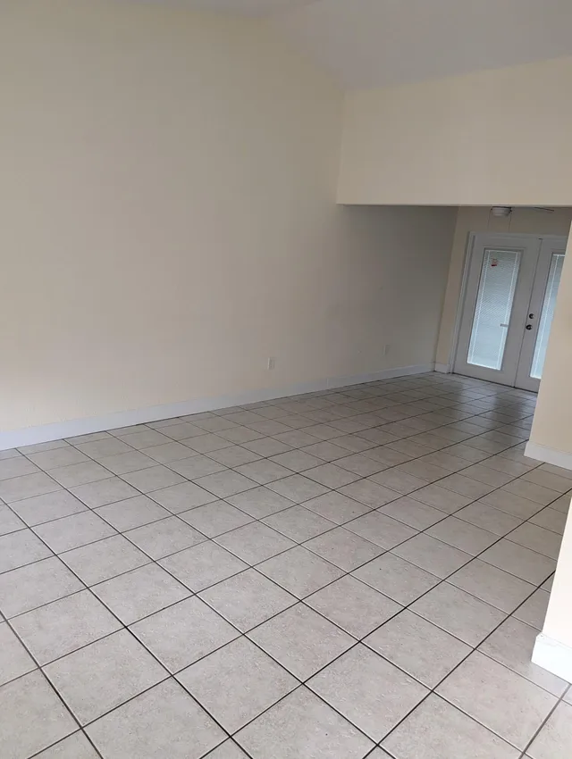 Unit 1388 photo 3