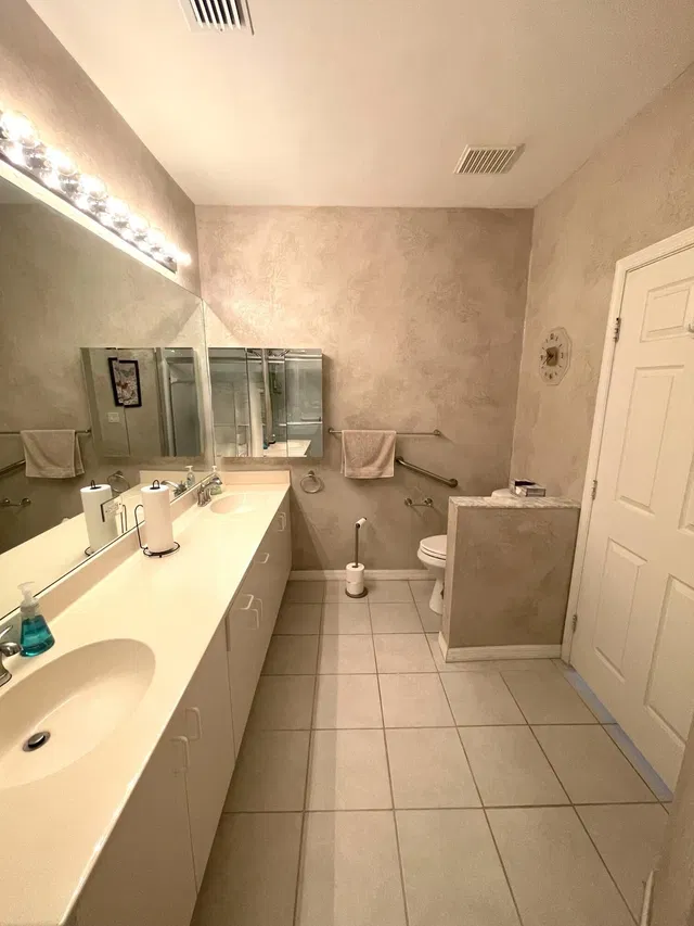 Unit 2 photo 16