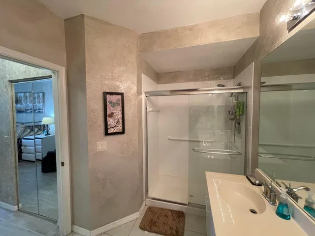 Unit 2 photo 17