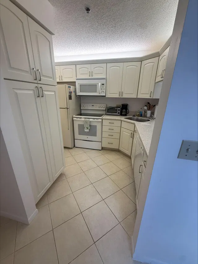 Unit F3 photo 8