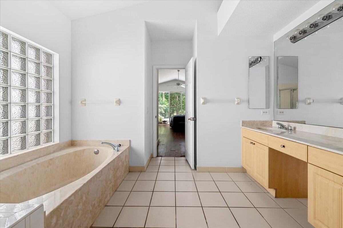 Residence photo 32