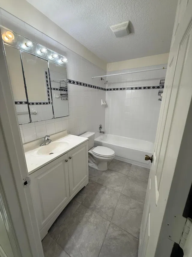  Unit 63 photo 6