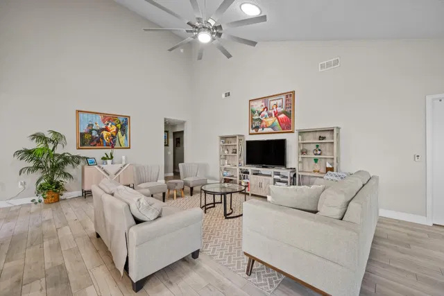 Residence photo 17