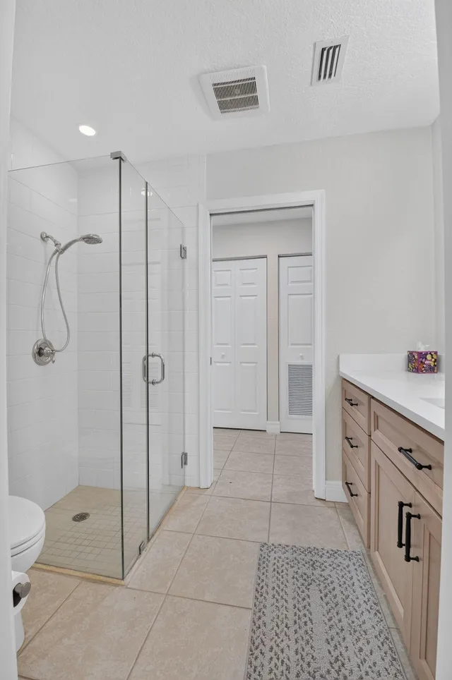 Unit C photo 23