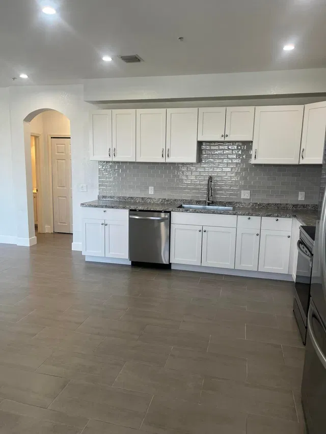 Unit 156 photo 8