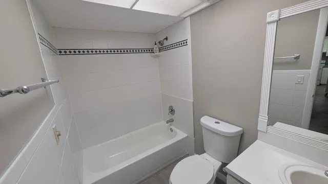 Unit 2110 photo 11