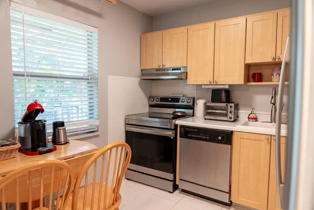 Unit 208 photo 18