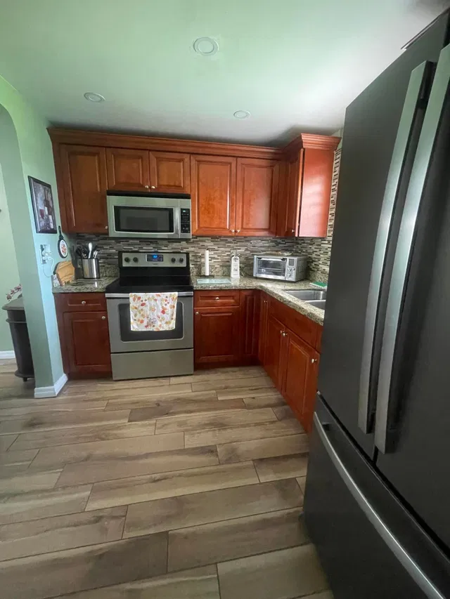 Unit 195 photo 2