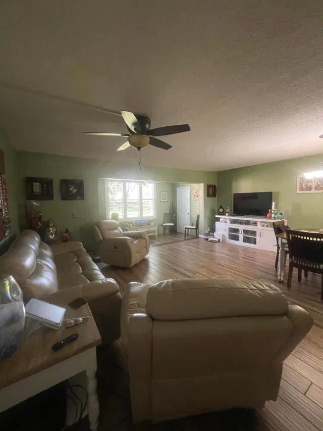 Unit 195 photo 4