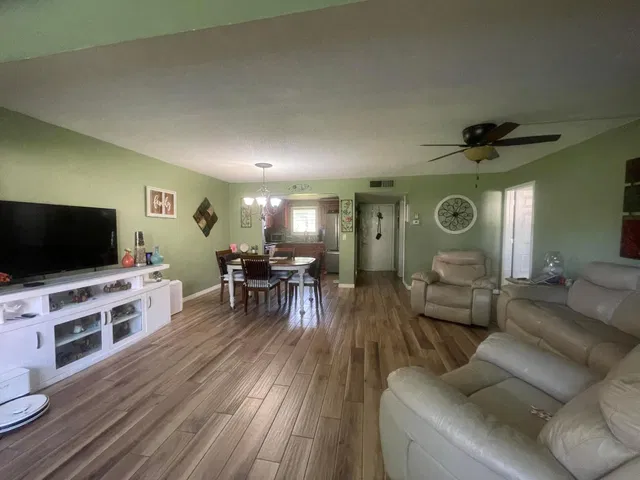 Unit 195 photo 5