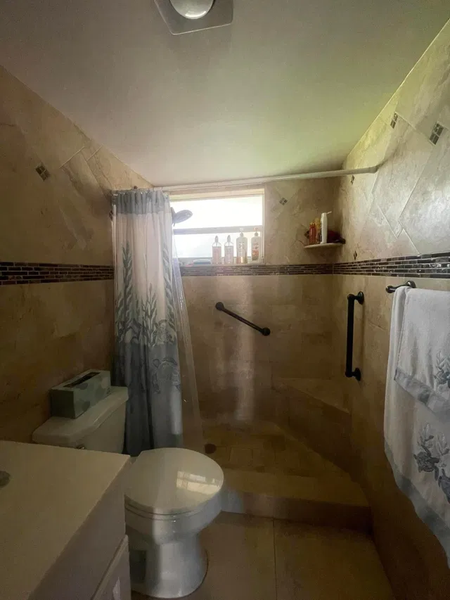 Unit 195 photo 9