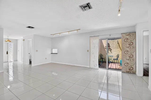 Residence photo 24