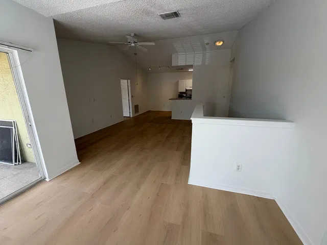 Unit 1304 photo 4