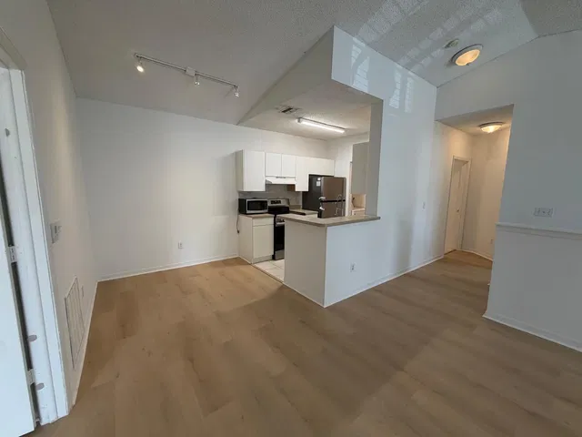 Unit 1304 photo 7