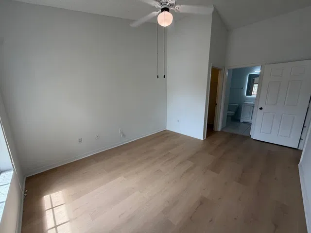 Unit 1304 photo 10