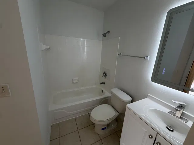 Unit 1304 photo 11