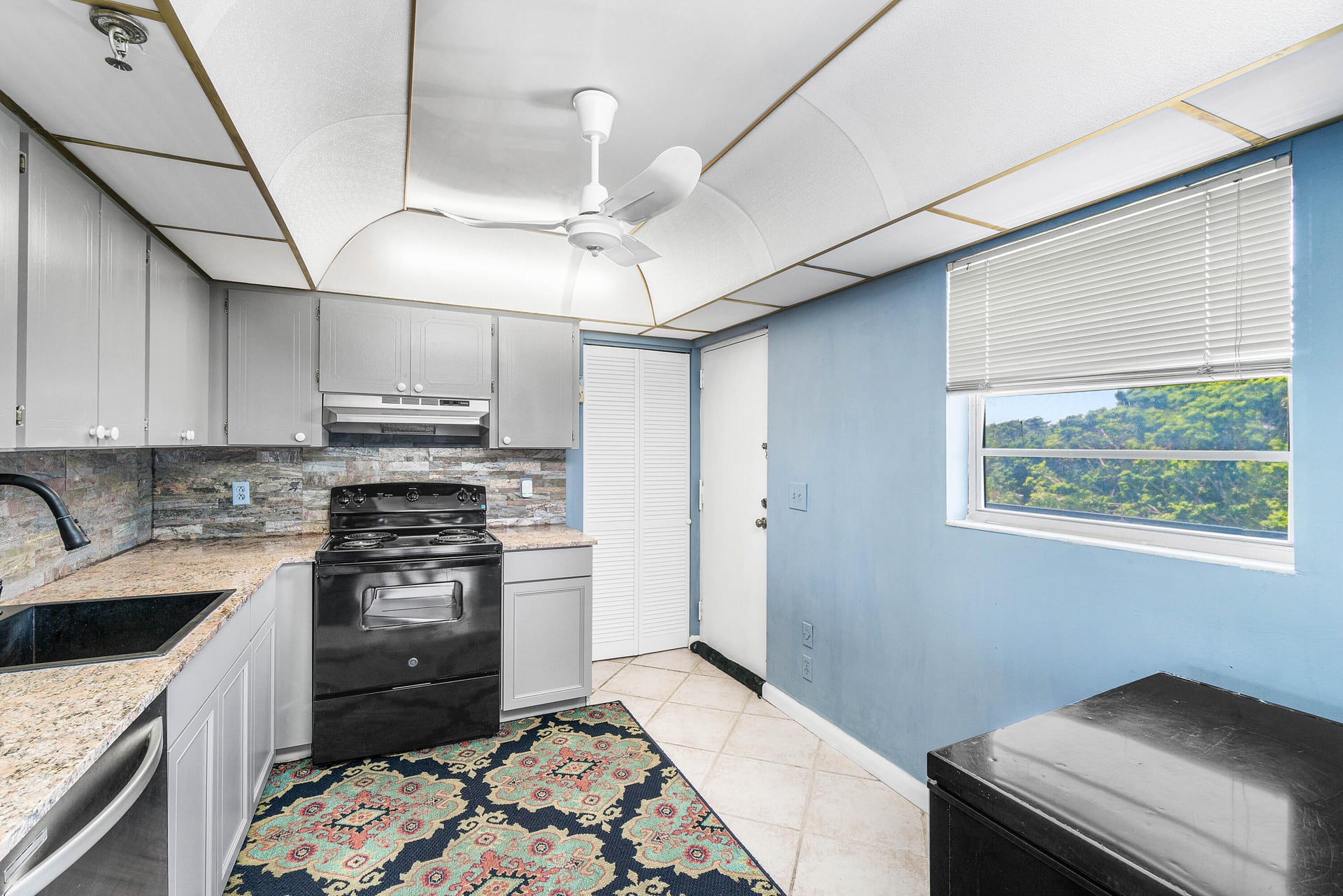 Unit 513 photo 11
