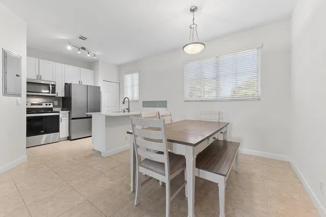 Residence photo 3