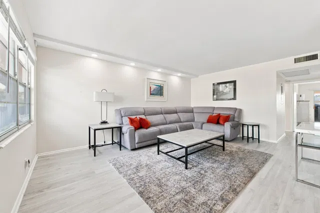 Residence photo 3