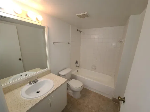 Unit 1316 photo 16