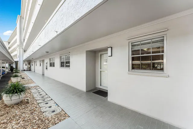 Unit 107 photo 4
