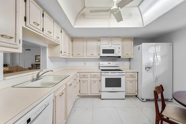 Unit 107 photo 11