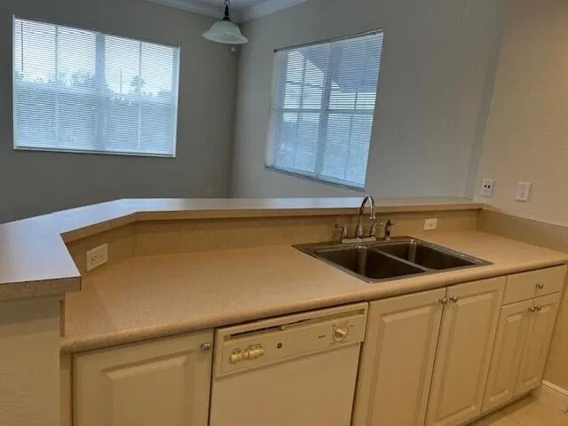 Unit 303 photo 3