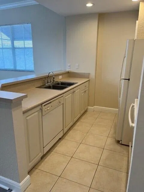 Unit 303 photo 5
