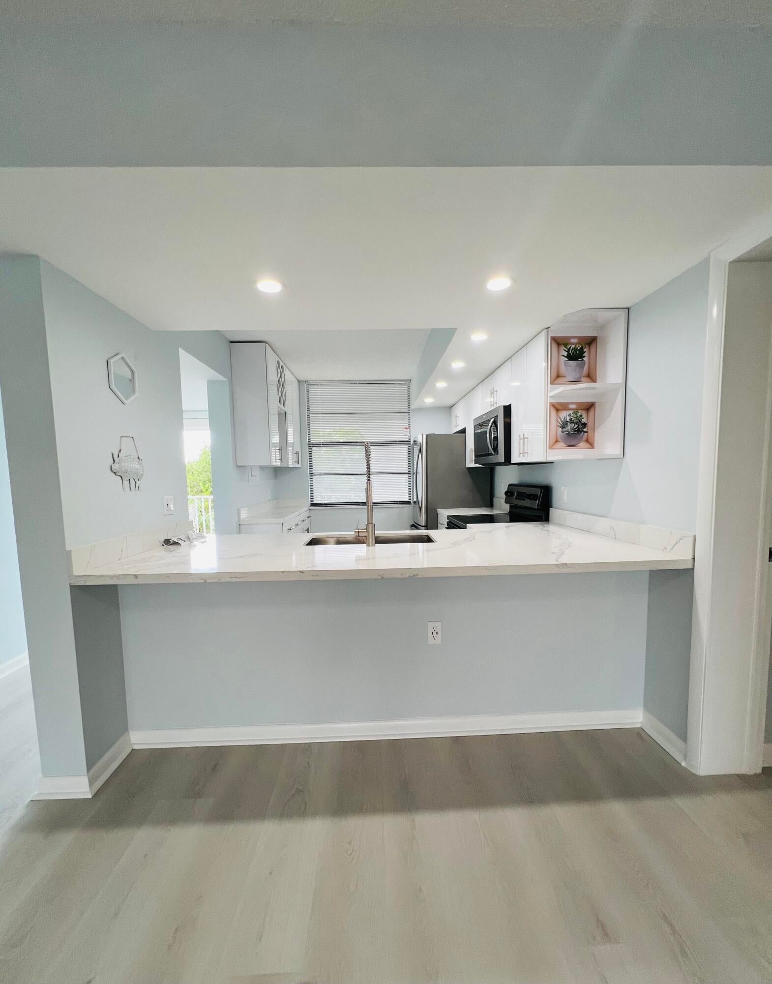 Unit 404 photo 11